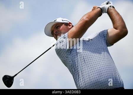 Doral, USA. April 2025. Patrick Reed von den 4Aces GC schlägt am letzten Tag des LIV Golf Invitational - Miami 2025 auf dem Trump National Golf Course am 6. April 2025 in Doral, Florida ab. (Foto: JC Ruiz/SIPA USA) Credit: SIPA USA/Alamy Live News Stockfoto