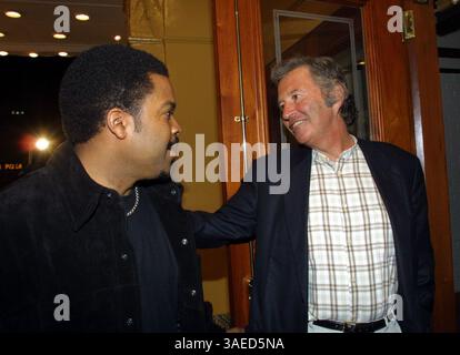 März 2002; Los Angeles, CA, USA; Schauspieler ICE CUBE und New Line Cinema Exec. ROBERT SHAYE bei der Premiere von „All About the Benjamins“ IN LA. (Bild: Robert Millard/ZUMAPRESS.com) Stockfoto