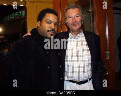 März 2002; Los Angeles, CA, USA; Schauspieler ICE CUBE und New Line Cinema Exec. ROBERT SHAYE bei der Premiere von „All About the Benjamins“ IN LA. (Bild: Robert Millard/ZUMAPRESS.com) Stockfoto