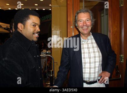 März 2002; Los Angeles, CA, USA; Schauspieler ICE CUBE und New Line Cinema Exec. ROBERT SHAYE bei der Premiere von „All About the Benjamins“ IN LA. (Bild: Robert Millard/ZUMAPRESS.com) Stockfoto