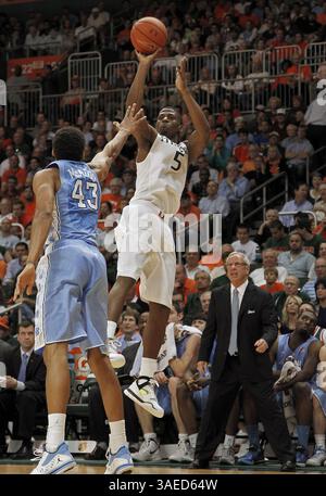 15. Februar 2012 - Coral Gables, FL, USA - Miamis DeQuan Jones, rechts, springt am Mittwoch, 15. Februar 2012 im BankUnited Center in Coral Gables, Florida über James Michael McAdoo aus North Carolina. (Bild: © Carl Juste/Miami Herald/MCT/ZUMAPRESS.com) Stockfoto