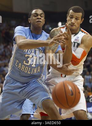 15. Februar 2012 - Coral Gables, FL, USA - John Henson (31) aus North Carolina verliert während der ersten Halbzeit am Mittwoch, den 15. Februar 2012, die Kontrolle über den Ball unter dem Druck von Miamis Trey McKinney Jones (4) im BankUnited Center in Coral Gables, Florida. (Bild: © Robert Willett/Raleigh News & Observer/MCT/ZUMAPRESS.com) Stockfoto