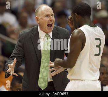 15. Februar 2012 - Coral Gables, FL, USA - Miami-Trainer Jim Larranaga schreit Malcolm Grant (3) während der ersten Hälfte des Spiels gegen North Carolina am Mittwoch, 15. Februar 2012 im BankUnited Center in Coral Gables, Florida. (Bild: © Robert Willett/Raleigh News & Observer/MCT/ZUMAPRESS.com) Stockfoto
