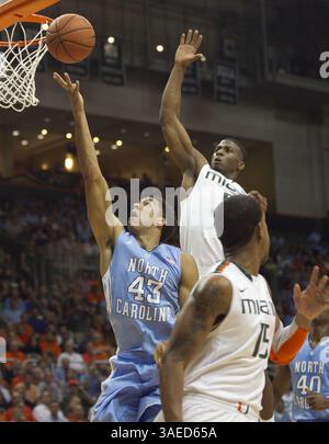 15. Februar 2012 - Coral Gables, FL, USA - James Michael McAdoo (43) aus North Carolina fährt in der ersten Halbzeit am Mittwoch, 15. Februar 2012 im BankUnited Center in Coral Gables, Florida, am DeQuan Jones (5) von Miami vorbei. (Bild: © Robert Willett/Raleigh News & Observer/MCT/ZUMAPRESS.com) Stockfoto