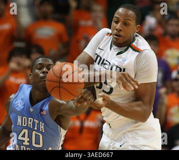15. Februar 2012 - Coral Gables, FL, USA - Harrison Barnes aus North Carolina, links, zieht ein Foul, nachdem er versucht hat, dem Miami-Kenny Kadji den Ball aus den Händen zu ziehen Mittwoch, den 15. Februar 2012, im BankUnited Center in Coral Gables, Florida. (Bild: © Carl Juste/Miami Herald/MCT/ZUMAPRESS.com) Stockfoto