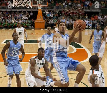 15. Februar 2012 - Coral Gables, FL, USA - James Michael McAdoo (43) aus North Carolina fährt am ersten Mittwoch, 15. Februar 2012, im BankUnited Center in Coral Gables, Florida, vorbei an Miamis DeQuan Jones (5) zum Korb. (Bild: © Robert Willett/Raleigh News & Observer/MCT/ZUMAPRESS.com) Stockfoto