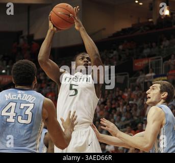 15. Februar 2012 - Coral Gables, FL, USA - Miamis DeQuan Jones, Mitte, macht einen Schuss über Norht Carolinas James Michael McAdoo und Tyler Ziller, rechts, Mittwoch, 15. Februar 2012 im BankUnited Center in Coral Gables, Florida. (Bild: © Carl Juste/Miami Herald/MCT/ZUMAPRESS.com) Stockfoto