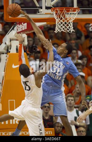 15. Februar 2012 - Coral Gables, FL, USA - John Henson aus North Carolina (31) blockiert einen Schuss von Rion Brown aus Miami in der zweiten Hälfte Mittwoch, 15. Februar 2012 im BankUnited Center in Coral Gables, Florida. (Bild: © Robert Willett/Raleigh News & Observer/MCT/ZUMAPRESS.com) Stockfoto