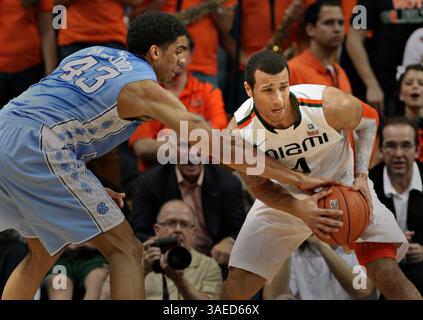 15. Februar 2012 - Coral Gables, FL, USA - James Michael McAdoo aus North Carolina zieht den Ball von Miamis Trey McKinney Jones am Mittwoch, den 15. Februar 2012 im BankUnited Center in Coral Gables, Florida. (Bild: © Carl Juste/Miami Herald/MCT/ZUMAPRESS.com) Stockfoto