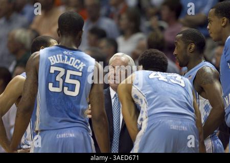 15. Februar 2012 - Coral Gables, FL, USA - Coach Roy Williams aus North Carolina spielt mit seinem Team während einer zweiten Halbzeit gegen Miami am Mittwoch, 15. Februar 2012, im BankUnited Center in Coral Gables, Florida. (Bild: © Robert Willett/Raleigh News & Observer/MCT/ZUMAPRESS.com) Stockfoto
