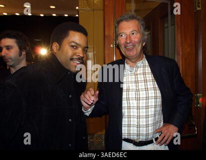 März 2002; Los Angeles, CA, USA; Schauspieler ICE CUBE und New Line Cinema Exec. ROBERT SHAYE bei der Premiere von „All About the Benjamins“ IN LA. (Bild: Robert Millard/ZUMAPRESS.com) Stockfoto