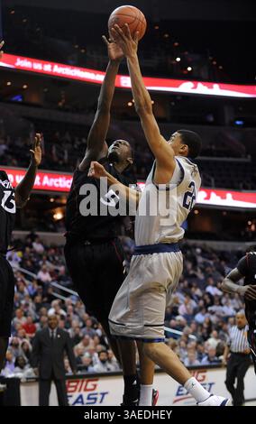 9. Januar 2012: Washington, DC, USA - Cincinnati Stürmer Justin Jackson (5) verteidigt einen Schuss von Georgetown Stürmer Otto Porter (22) während der zweiten Halbzeit im Verizon Center. Cincinnati besiegte Georgetown, 68:64. (Kreditbild: © Chuck Myers/MCT/MCT/ZUMAPRESS.com) Stockfoto