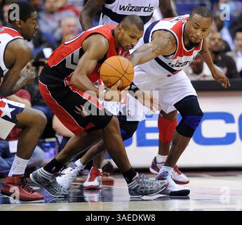 10. Januar 2012 - Washington, DC, USA - der Torontor Leandro Barbosa (20) kämpft um die Kontrolle des Balls gegen Washington Wizards Small Forward Rashard Lewis (9), rechts, und den Washington Wizards Shooting Guard Jordan Crawford (15), links, während der Aktion im Verizon Center in Washington, D.C., Mittwoch, 10. Januar 2012. Die Zauberer besiegten die Raptors, 93–78. (Kreditbild: © Chuck Myers/MCT/MCT/ZUMAPRESS.com) Stockfoto