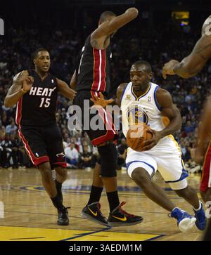 10. Januar 2012 - Oakland, CA, USA - Charles Jenkins (22) der Golden State Warriors fährt am Dienstag, den 10. Januar 2012, in der Oracle Arena in Oakland, Kalifornien, vorbei an Mario Chalmers (15) und Chris Bosh (1) in Miami Heat. (Bild: © Anda Chu/Oakland Tribune/MCT/ZUMAPRESS.com) Stockfoto