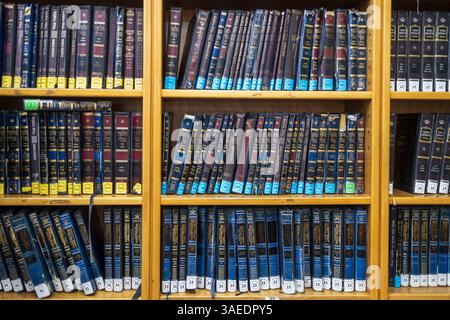 Haifa, Israel, 5. April 2025, Inneres eines Tiferet Israel Jeshiva. Regale gefüllt mit zahlreichen Bänden von scheinbar religiösen Texten, möglicherweise Stockfoto