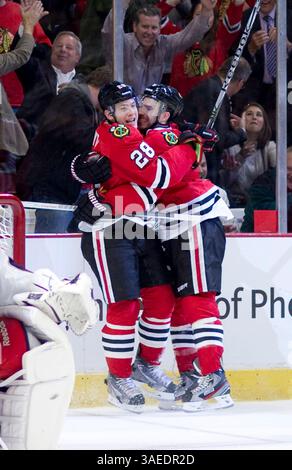Januar 2012: Chicago, IL. Blackhawk Ben Smith #28 feiert sein Tor mit Steve Montador #5 während des NHL-Spiels zwischen den Chicago Blackhawks und den Columbus Blue Jackets im United Center in Chicago, IL. (Bild: © Mike Wulf/Cal Sport Media/ZUMAPRESS.com) Stockfoto