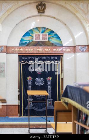 Haifa, Israel, 5. April 2025, Inneres eines Tiferet Israel Jeshiva. Innenansicht der Arche der Tora mit hebräischen Inschriften, Stockfoto
