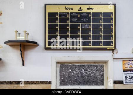 Haifa, Israel, 5. April 2025, Inneres eines Tiferet Israel Jeshiva. Innenwand mit Yahrzeit-Gedenktafel an der Wand mit hebräischem T Stockfoto