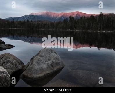12. November 2011 - Franoconia, New Hampshire, USA - Alpenglow beleuchtet den Franconia Ridge und spiegelt sich am Samstag im Franconia Notch State Park, New Hampshire, im Wasser des Lonesome Lake. (Kreditbild: © Alexander Cohn/ZUMAPRESS.com) Stockfoto