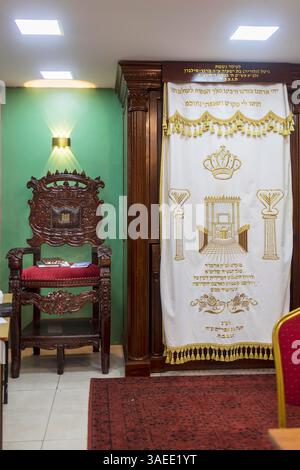 Haifa, Israel, 5. April 2025, im Inneren eines Raumes zeigt die Synagoge Chabad Har Adar ein verziertes Parochet, das eine Toralache, ein Orn, bedeckt Stockfoto