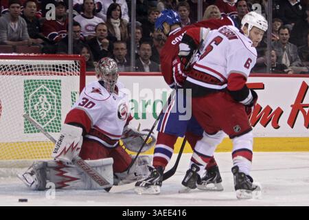 16. November 2011 - Montreal, Quebec, Kanada - Carolina Hurricanes Torwart Cam Ward (30) holt sich vor Scott Gomez (11) und Carolina Hurricanes Verteidiger Tim Gleason (6) in der ersten Phase des Spiels der Montreal Canadiens gegen die Carolina Hurricanes im Bell Center. Nach einer Periode führt Montreal 2-0 an. (Bild: © Phillippe Champoux/Southcreek/ZUMAPRESS.com) Stockfoto