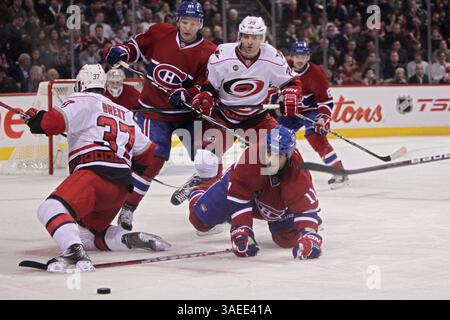 16. November 2011: Montreal, Québec, Kanada: Der Stürmer SCOTT GOMEZ (11) von Montreal Canadiens kämpft mit TIM BRENT (37) um den Puck. Nach zwei Perioden führt Montreal 4:0. (Bild: © Phillippe Champoux/Southcreek/ZUMAPRESS.com) Stockfoto