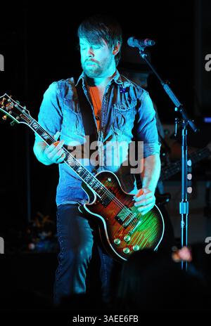 17. November 2011 – Wilmington, North Carolina; USA – der Musiker DAVID COOK spielt live, während seine Tour 2011 einen Halt im Brooklyn Arts Center in Wilmington macht. Copyright 2011 Jason Moore. (Bild: © Jason Moore/ZUMAPRESS.com) Stockfoto