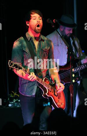 17. November 2011 – Wilmington, North Carolina; USA – der Musiker DAVID COOK spielt live, während seine Tour 2011 einen Halt im Brooklyn Arts Center in Wilmington macht. Copyright 2011 Jason Moore. (Bild: © Jason Moore/ZUMAPRESS.com) Stockfoto