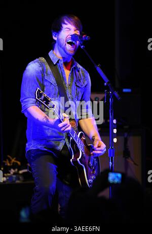 17. November 2011 – Wilmington, North Carolina; USA – der Musiker DAVID COOK spielt live, während seine Tour 2011 einen Halt im Brooklyn Arts Center in Wilmington macht. Copyright 2011 Jason Moore. (Bild: © Jason Moore/ZUMAPRESS.com) Stockfoto