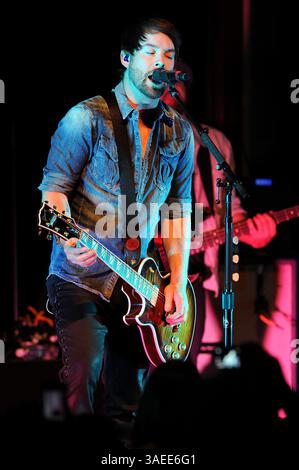 17. November 2011 – Wilmington, North Carolina; USA – der Musiker DAVID COOK spielt live, während seine Tour 2011 einen Halt im Brooklyn Arts Center in Wilmington macht. Copyright 2011 Jason Moore. (Bild: © Jason Moore/ZUMAPRESS.com) Stockfoto