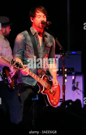 17. November 2011 – Wilmington, North Carolina; USA – der Musiker DAVID COOK spielt live, während seine Tour 2011 einen Halt im Brooklyn Arts Center in Wilmington macht. Copyright 2011 Jason Moore. (Bild: © Jason Moore/ZUMAPRESS.com) Stockfoto