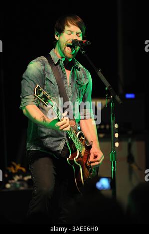 17. November 2011 – Wilmington, North Carolina; USA – der Musiker DAVID COOK spielt live, während seine Tour 2011 einen Halt im Brooklyn Arts Center in Wilmington macht. Copyright 2011 Jason Moore. (Bild: © Jason Moore/ZUMAPRESS.com) Stockfoto