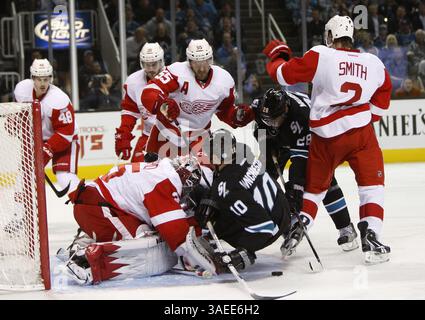 17. November 2011 - San Jose, CA, USA - die San Jose Sharks besuchen die Detroit Red Wings' Falte in der ersten Periode im HP Pavilion in San Jose, Kalifornien, am Donnerstag, den 17. November 2011. (Kreditbild: © Josie Lepe/San Jose Mercury News/MCT/ZUMAPRESS.com) Stockfoto