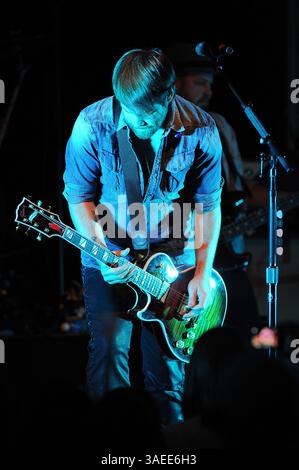 17. November 2011 – Wilmington, North Carolina; USA – der Musiker DAVID COOK spielt live, während seine Tour 2011 einen Halt im Brooklyn Arts Center in Wilmington macht. Copyright 2011 Jason Moore. (Bild: © Jason Moore/ZUMAPRESS.com) Stockfoto