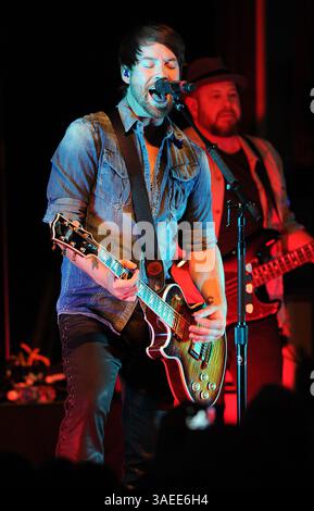 17. November 2011 – Wilmington, North Carolina; USA – der Musiker DAVID COOK spielt live, während seine Tour 2011 einen Halt im Brooklyn Arts Center in Wilmington macht. Copyright 2011 Jason Moore. (Bild: © Jason Moore/ZUMAPRESS.com) Stockfoto