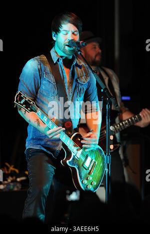 17. November 2011 – Wilmington, North Carolina; USA – der Musiker DAVID COOK spielt live, während seine Tour 2011 einen Halt im Brooklyn Arts Center in Wilmington macht. Copyright 2011 Jason Moore. (Bild: © Jason Moore/ZUMAPRESS.com) Stockfoto