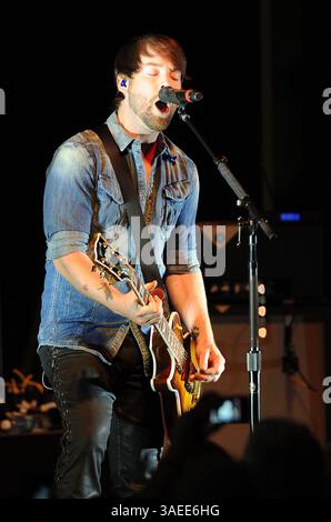 17. November 2011 – Wilmington, North Carolina; USA – der Musiker DAVID COOK spielt live, während seine Tour 2011 einen Halt im Brooklyn Arts Center in Wilmington macht. Copyright 2011 Jason Moore. (Bild: © Jason Moore/ZUMAPRESS.com) Stockfoto