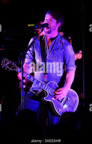 17. November 2011 – Wilmington, North Carolina; USA – der Musiker DAVID COOK spielt live, während seine Tour 2011 einen Halt im Brooklyn Arts Center in Wilmington macht. Copyright 2011 Jason Moore. (Bild: © Jason Moore/ZUMAPRESS.com) Stockfoto