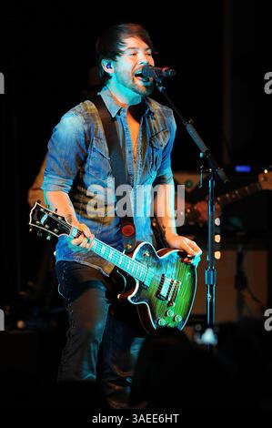17. November 2011 – Wilmington, North Carolina; USA – der Musiker DAVID COOK spielt live, während seine Tour 2011 einen Halt im Brooklyn Arts Center in Wilmington macht. Copyright 2011 Jason Moore. (Bild: © Jason Moore/ZUMAPRESS.com) Stockfoto