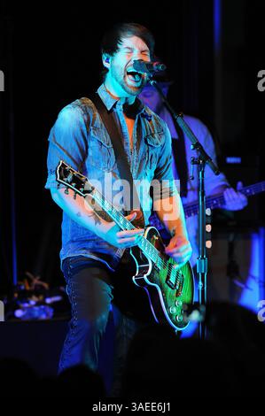 17. November 2011 – Wilmington, North Carolina; USA – der Musiker DAVID COOK spielt live, während seine Tour 2011 einen Halt im Brooklyn Arts Center in Wilmington macht. Copyright 2011 Jason Moore. (Bild: © Jason Moore/ZUMAPRESS.com) Stockfoto