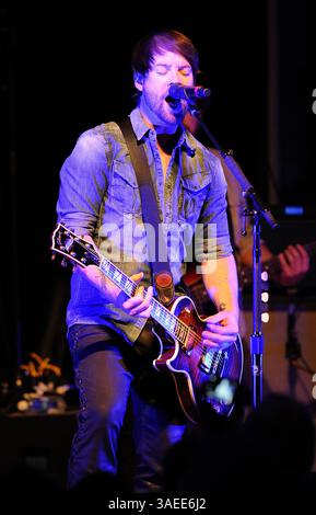 17. November 2011 – Wilmington, North Carolina; USA – der Musiker DAVID COOK spielt live, während seine Tour 2011 einen Halt im Brooklyn Arts Center in Wilmington macht. Copyright 2011 Jason Moore. (Bild: © Jason Moore/ZUMAPRESS.com) Stockfoto