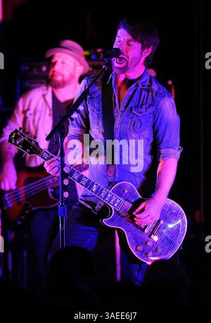17. November 2011 – Wilmington, North Carolina; USA – der Musiker DAVID COOK spielt live, während seine Tour 2011 einen Halt im Brooklyn Arts Center in Wilmington macht. Copyright 2011 Jason Moore. (Bild: © Jason Moore/ZUMAPRESS.com) Stockfoto