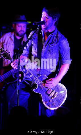 17. November 2011 – Wilmington, North Carolina; USA – der Musiker DAVID COOK spielt live, während seine Tour 2011 einen Halt im Brooklyn Arts Center in Wilmington macht. Copyright 2011 Jason Moore. (Bild: © Jason Moore/ZUMAPRESS.com) Stockfoto