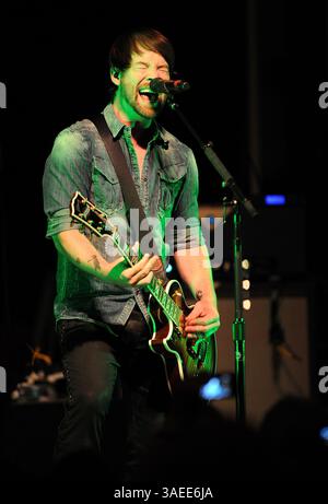 17. November 2011 – Wilmington, North Carolina; USA – der Musiker DAVID COOK spielt live, während seine Tour 2011 einen Halt im Brooklyn Arts Center in Wilmington macht. Copyright 2011 Jason Moore. (Bild: © Jason Moore/ZUMAPRESS.com) Stockfoto