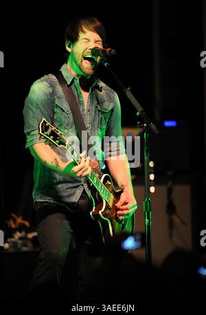 17. November 2011 – Wilmington, North Carolina; USA – der Musiker DAVID COOK spielt live, während seine Tour 2011 einen Halt im Brooklyn Arts Center in Wilmington macht. Copyright 2011 Jason Moore. (Bild: © Jason Moore/ZUMAPRESS.com) Stockfoto