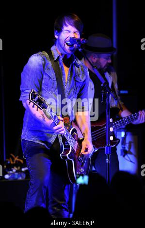 17. November 2011 – Wilmington, North Carolina; USA – der Musiker DAVID COOK spielt live, während seine Tour 2011 einen Halt im Brooklyn Arts Center in Wilmington macht. Copyright 2011 Jason Moore. (Bild: © Jason Moore/ZUMAPRESS.com) Stockfoto