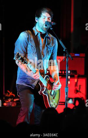 17. November 2011 – Wilmington, North Carolina; USA – der Musiker DAVID COOK spielt live, während seine Tour 2011 einen Halt im Brooklyn Arts Center in Wilmington macht. Copyright 2011 Jason Moore. (Bild: © Jason Moore/ZUMAPRESS.com) Stockfoto