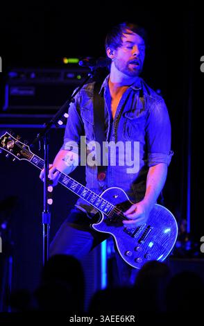 17. November 2011 – Wilmington, North Carolina; USA – der Musiker DAVID COOK spielt live, während seine Tour 2011 einen Halt im Brooklyn Arts Center in Wilmington macht. Copyright 2011 Jason Moore. (Bild: © Jason Moore/ZUMAPRESS.com) Stockfoto