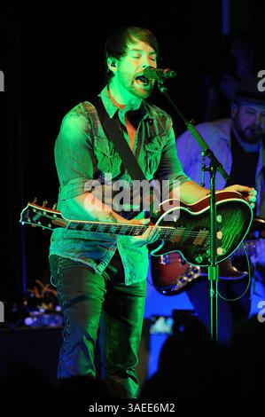 17. November 2011 – Wilmington, North Carolina; USA – der Musiker DAVID COOK spielt live, während seine Tour 2011 einen Halt im Brooklyn Arts Center in Wilmington macht. Copyright 2011 Jason Moore. (Bild: © Jason Moore/ZUMAPRESS.com) Stockfoto