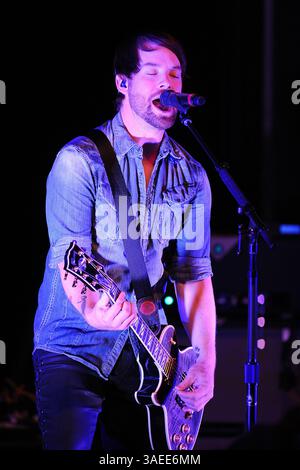 17. November 2011 – Wilmington, North Carolina; USA – der Musiker DAVID COOK spielt live, während seine Tour 2011 einen Halt im Brooklyn Arts Center in Wilmington macht. Copyright 2011 Jason Moore. (Bild: © Jason Moore/ZUMAPRESS.com) Stockfoto